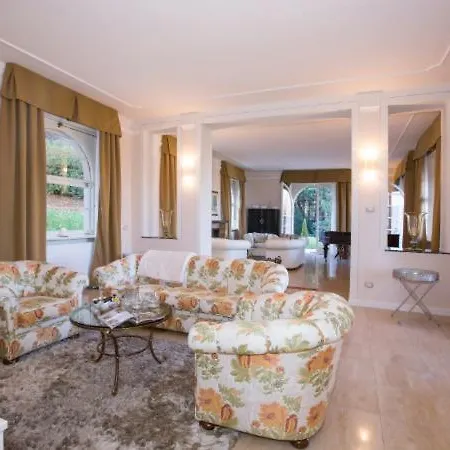 Sleeps 13 Pool Air Con Villa Baveno