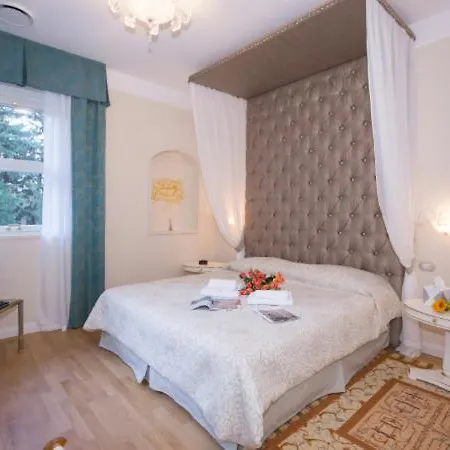 Sleeps 13 Pool Air Con Villa