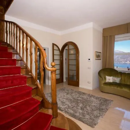 Sleeps 13 Pool Air Con